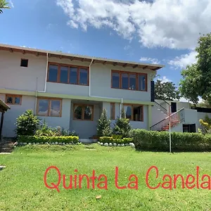 https://la-canela.hotelsquito.com