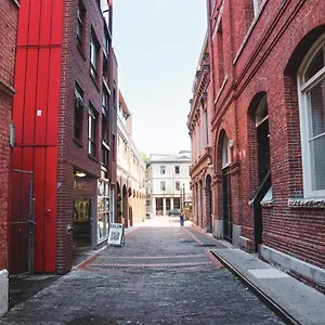 https://historic-charm-in-victoria-bcs-waddington-alley.richmond-hotels.com